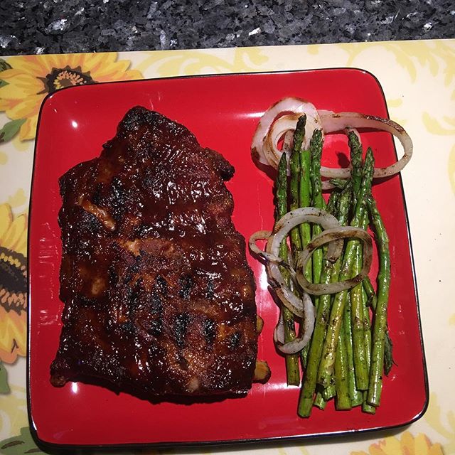 Dinner tonight with @sunnshine77. Smoked St.Louis ribs with grilled onions and Asparagus. #workinprogress 